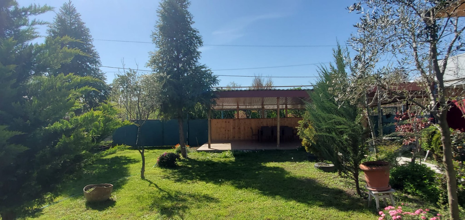 Lagwine garden and covered outdoor table